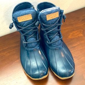 Sperry Women's Saltwater Nylon Quilt Rain Boot Navy Size 8.5